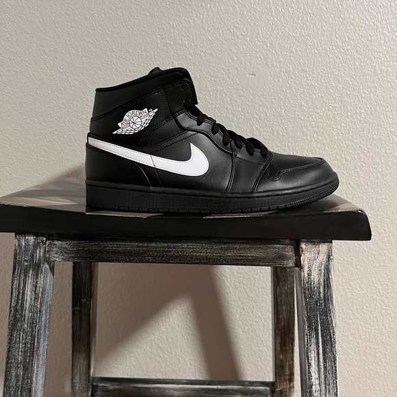 Jordan 1 Mid - Picture 2 of 12